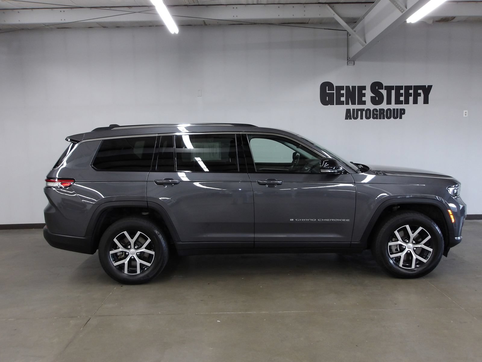 Used 2023 Jeep Grand Cherokee L Limited w/ Luxury Tech Group II AWD/4WD image 3