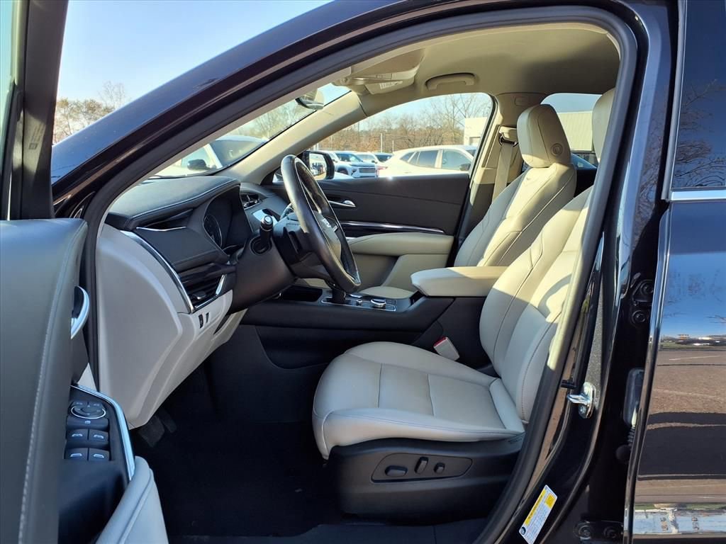 Certified 2023 Cadillac XT4 Luxury w/ Cold Weather Package image 17