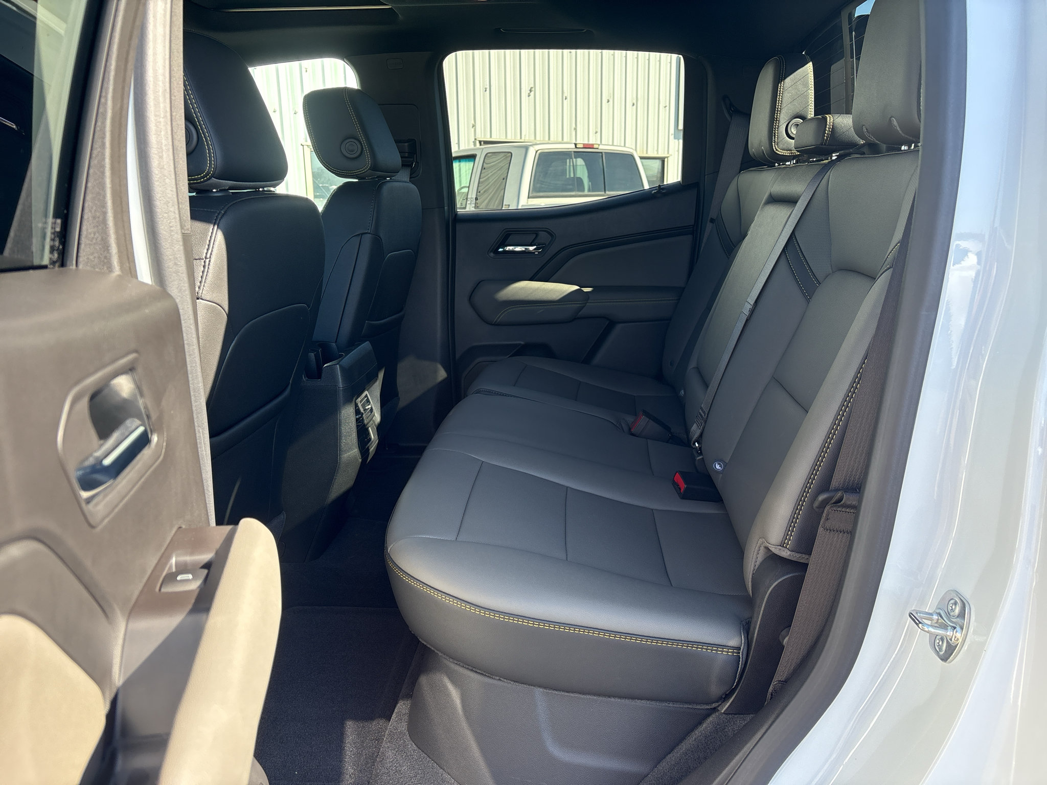 Used 2025 Chevrolet Colorado ZR2 w/ Midnight Edition AWD/4WD image 18