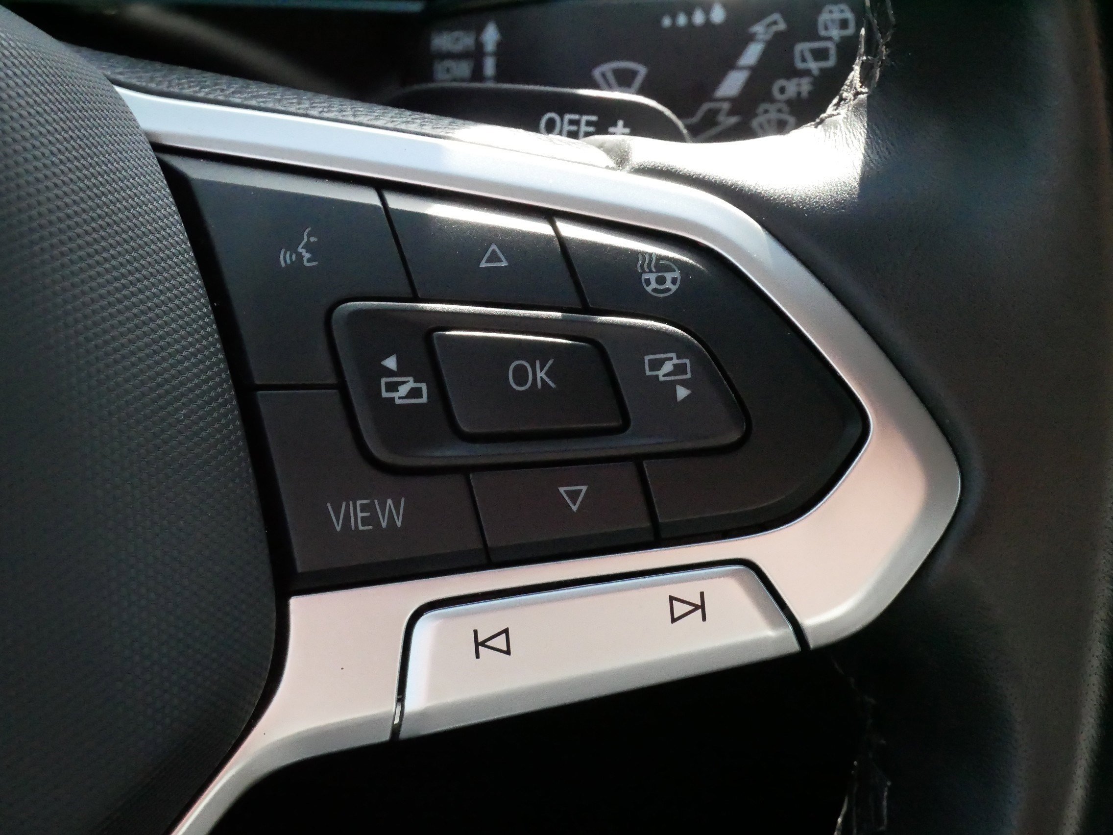 Used 2024 Volkswagen Atlas SEL Premium R-Line image 26