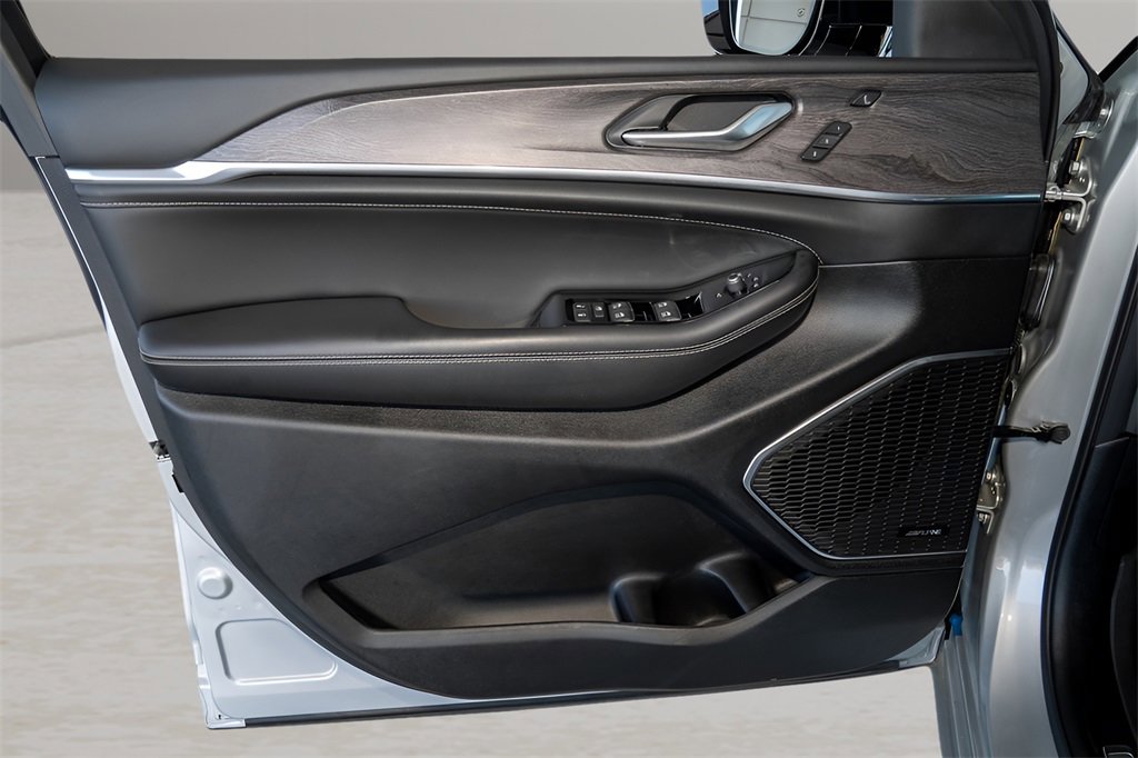 Used 2024 Jeep Grand Cherokee L Overland w/ Luxury Tech Group IV image 18