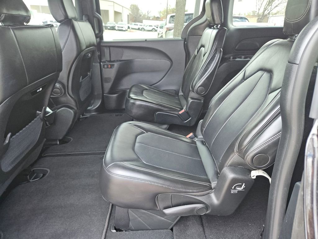Used 2025 Chrysler Pacifica Select image 26
