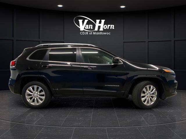 Used 2017 Jeep Cherokee Overland w/ Technology Group AWD/4WD image 8