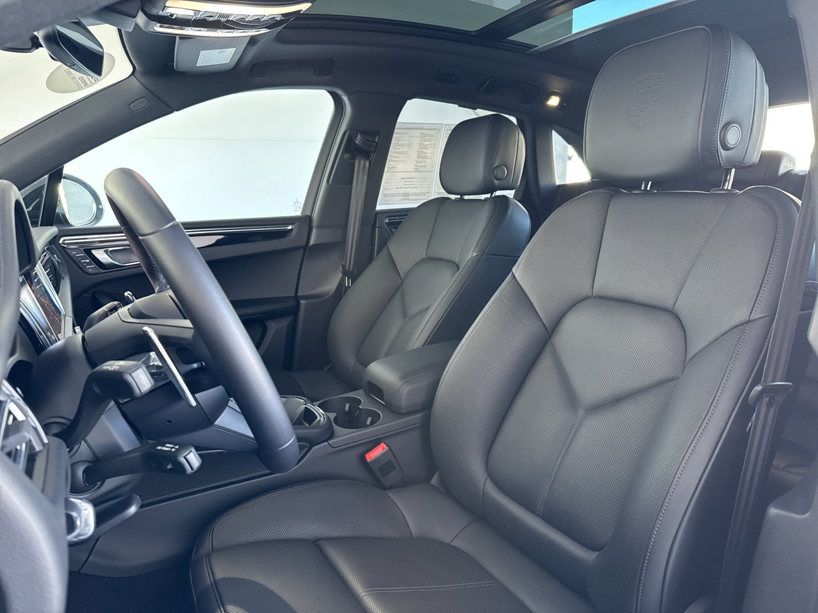 Certified 2026 Porsche Macan AWD/4WD image 5