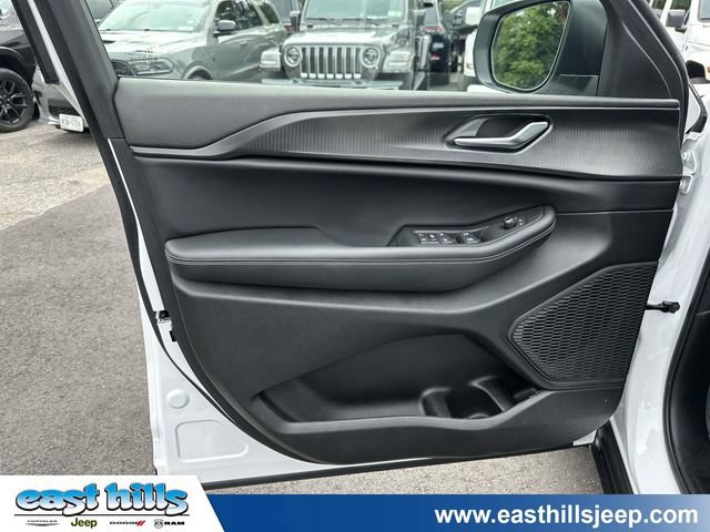 Certified 2025 Jeep Grand Cherokee Laredo X w/ Luxury Tech Group I AWD/4WD image 15