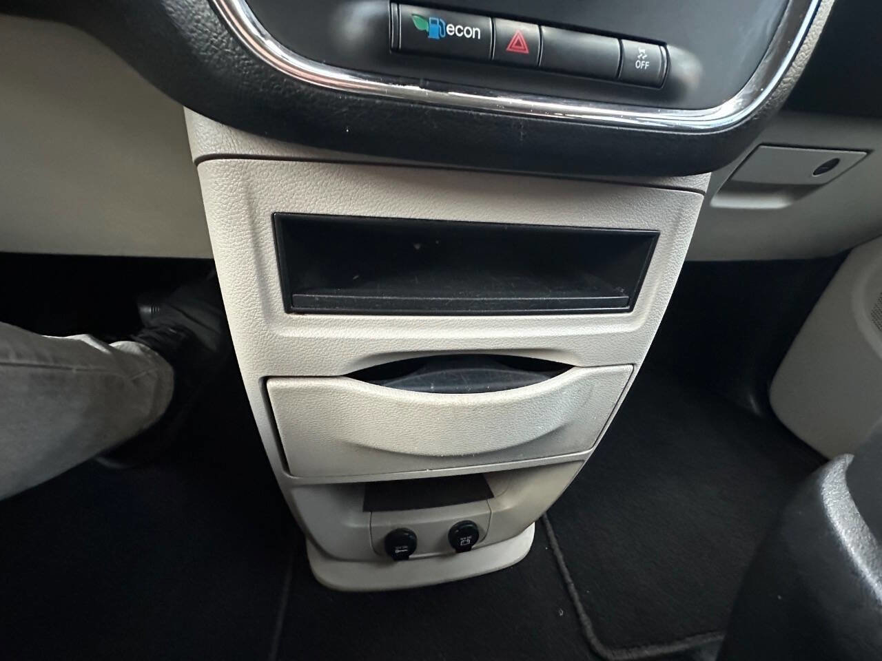 Used 2018 Dodge Grand Caravan SE w/ UConnect Hands-Free Group image 19