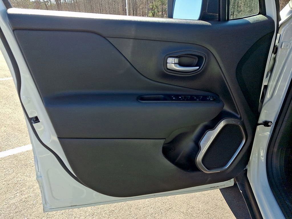 Used 2023 Jeep Renegade Latitude AWD/4WD image 12