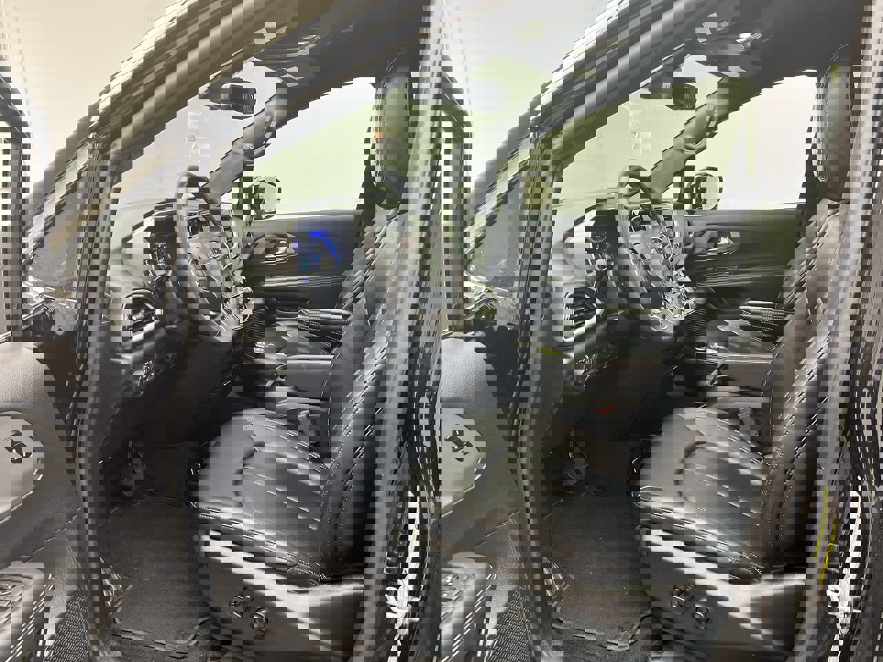 Used 2025 Chrysler Pacifica Select image 3