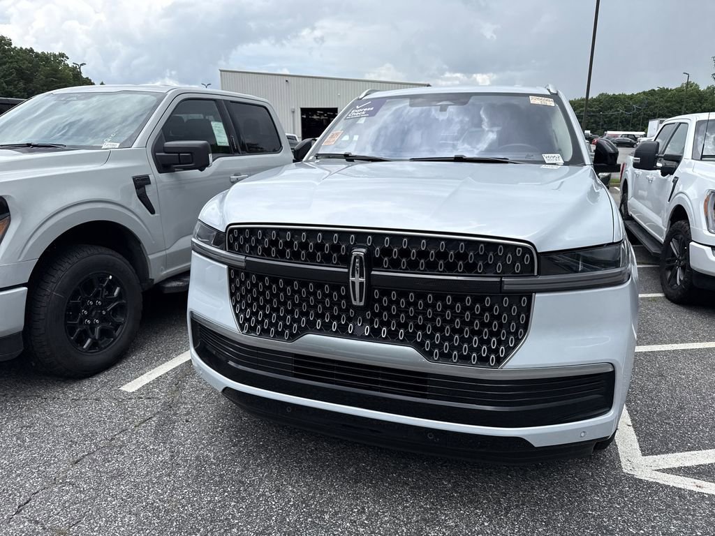 Used 2025 Lincoln Navigator L Reserve AWD/4WD image 5