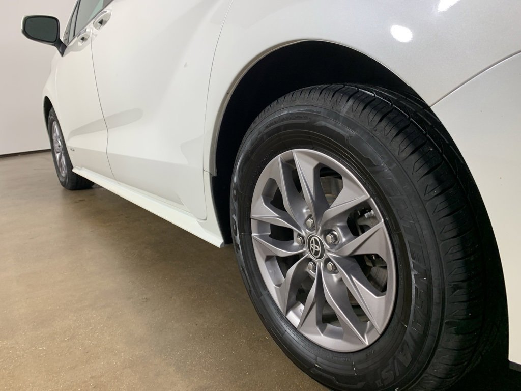 Used 2021 Toyota Sienna XLE image 17