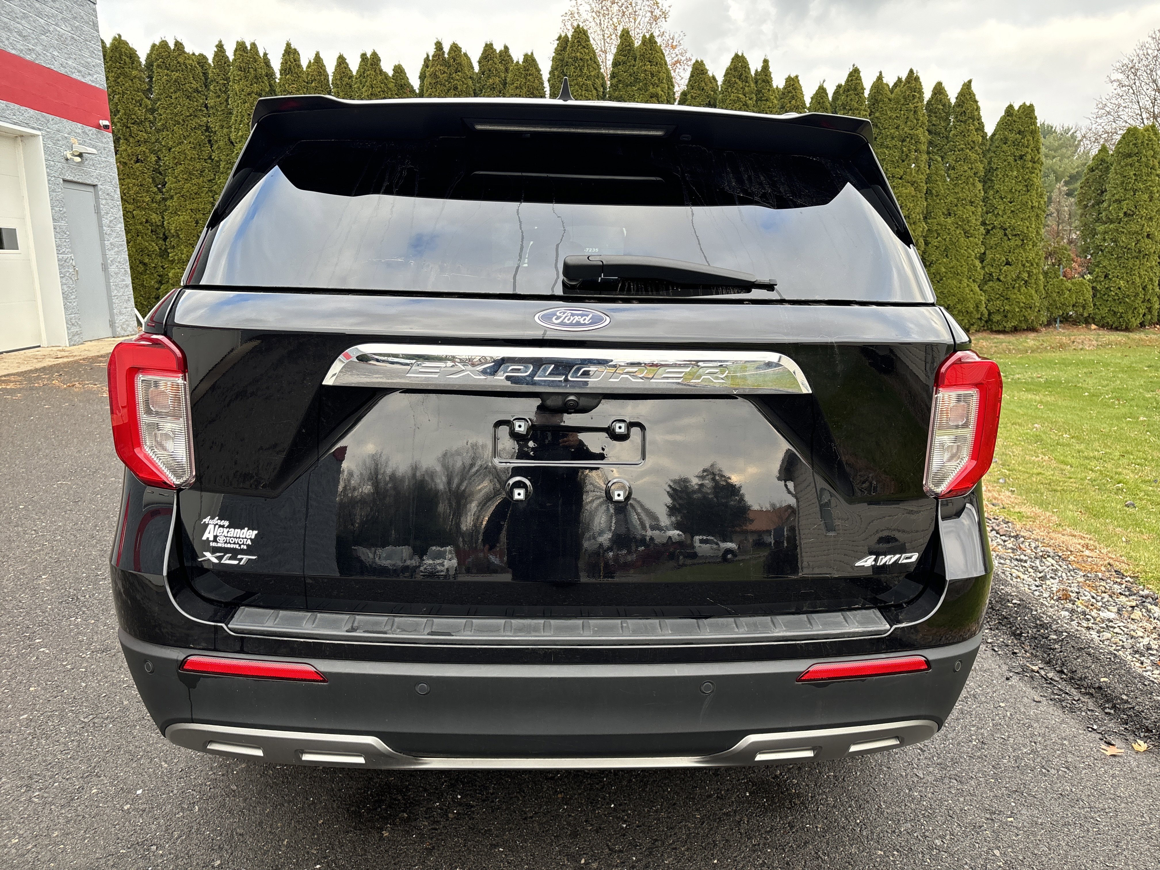 Used 2022 Ford Explorer XLT w/ Equipment Group 202A image 4