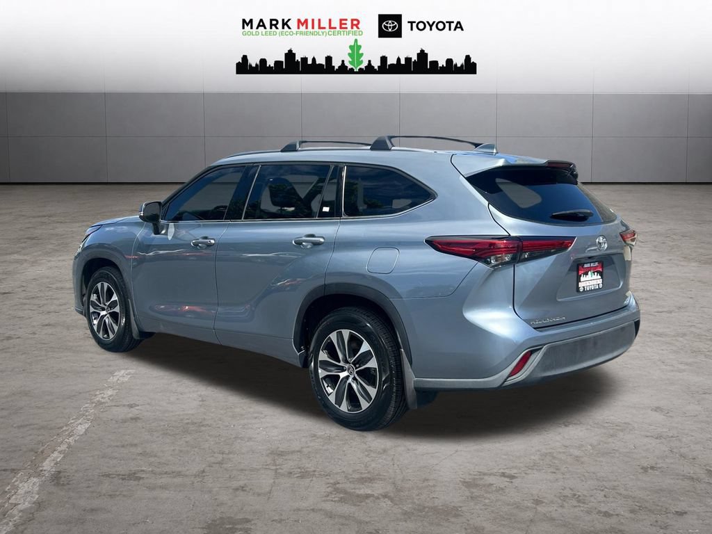 Used 2021 Toyota Highlander XLE FWD image 3