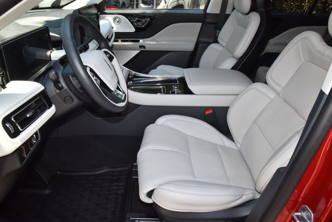 Certified 2026 Lincoln Aviator Reserve AWD/4WD image 13
