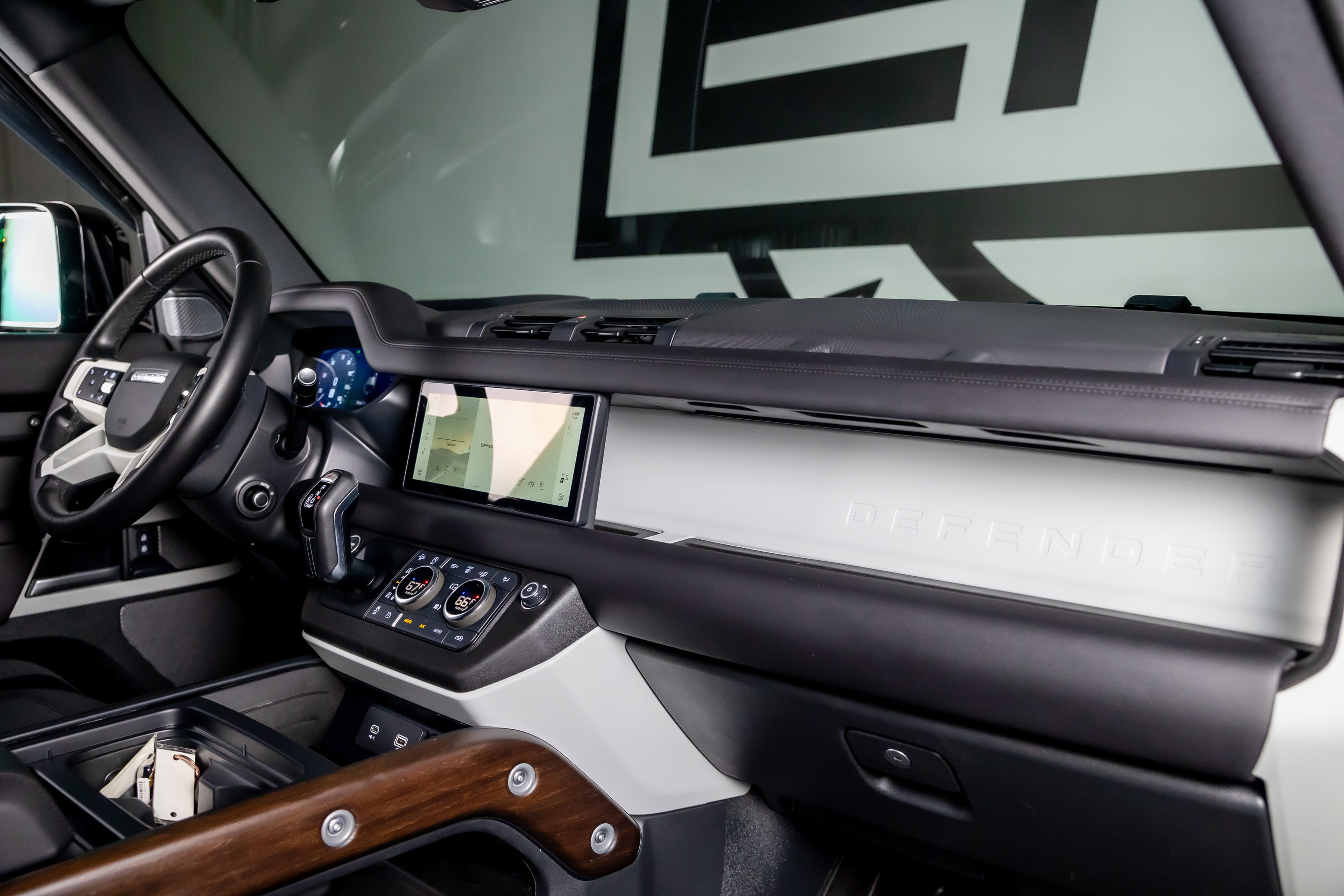 Used 2024 Land Rover Defender 110 X-Dynamic SE image 19