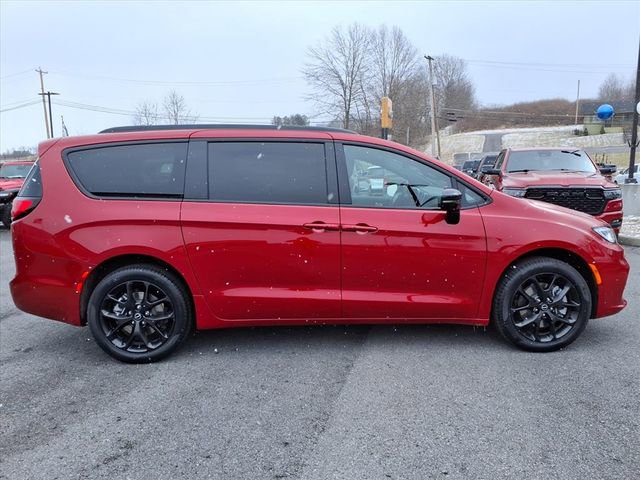 New 2026 Chrysler Pacifica Limited w/ S Appearance Package image 3