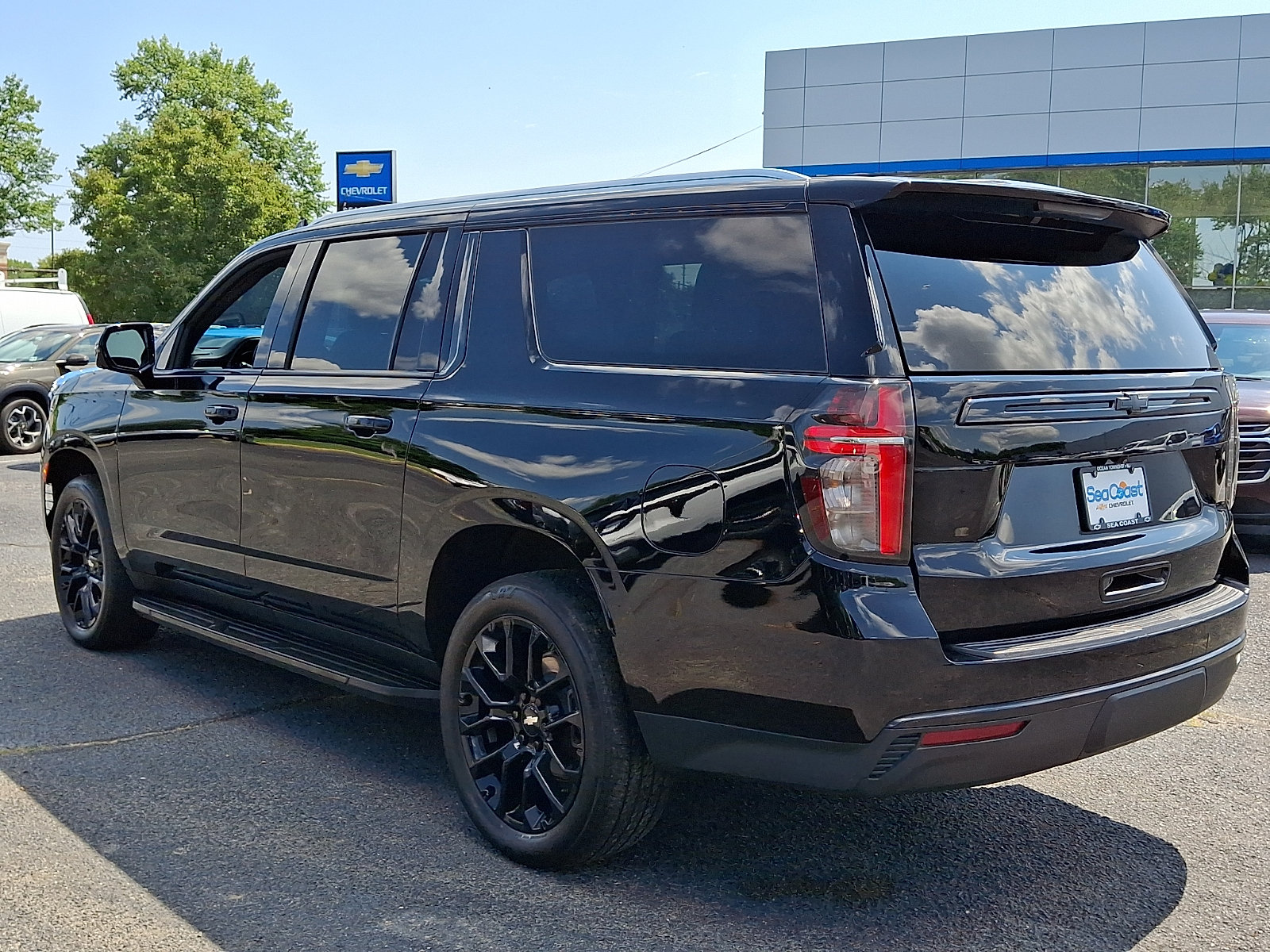 Used 2023 Chevrolet Suburban LT w/ LT Signature Plus Package AWD/4WD image 5