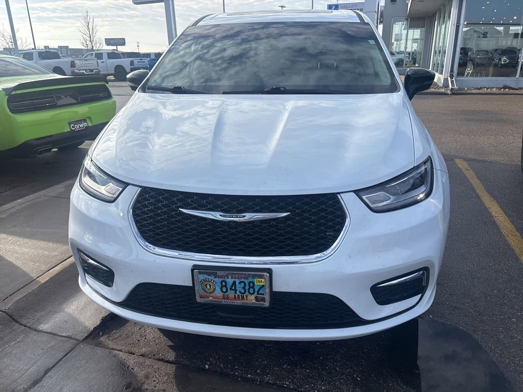 Used 2024 Chrysler Pacifica Limited video 2