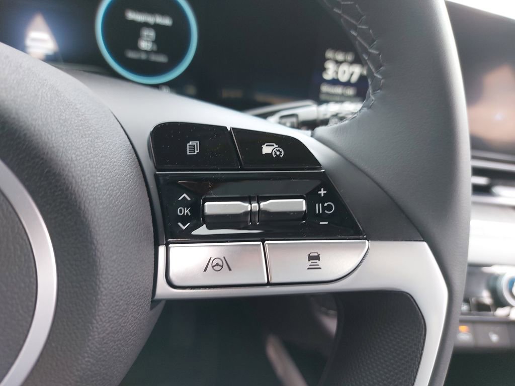 Certified 2025 Hyundai Elantra Limited FWD image 18