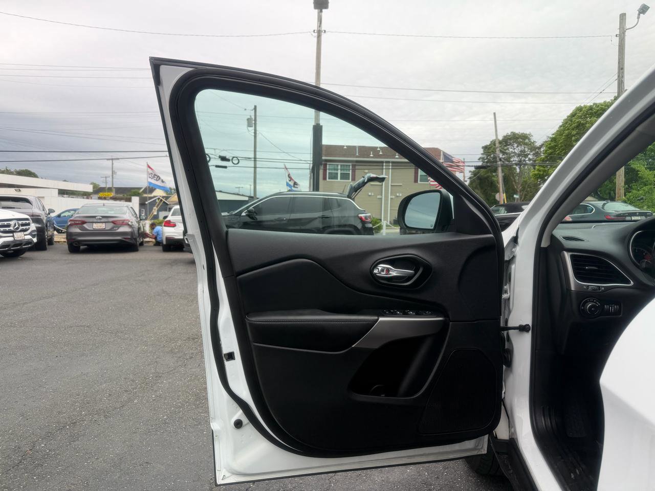 Used 2021 Jeep Cherokee Latitude Plus AWD/4WD image 9