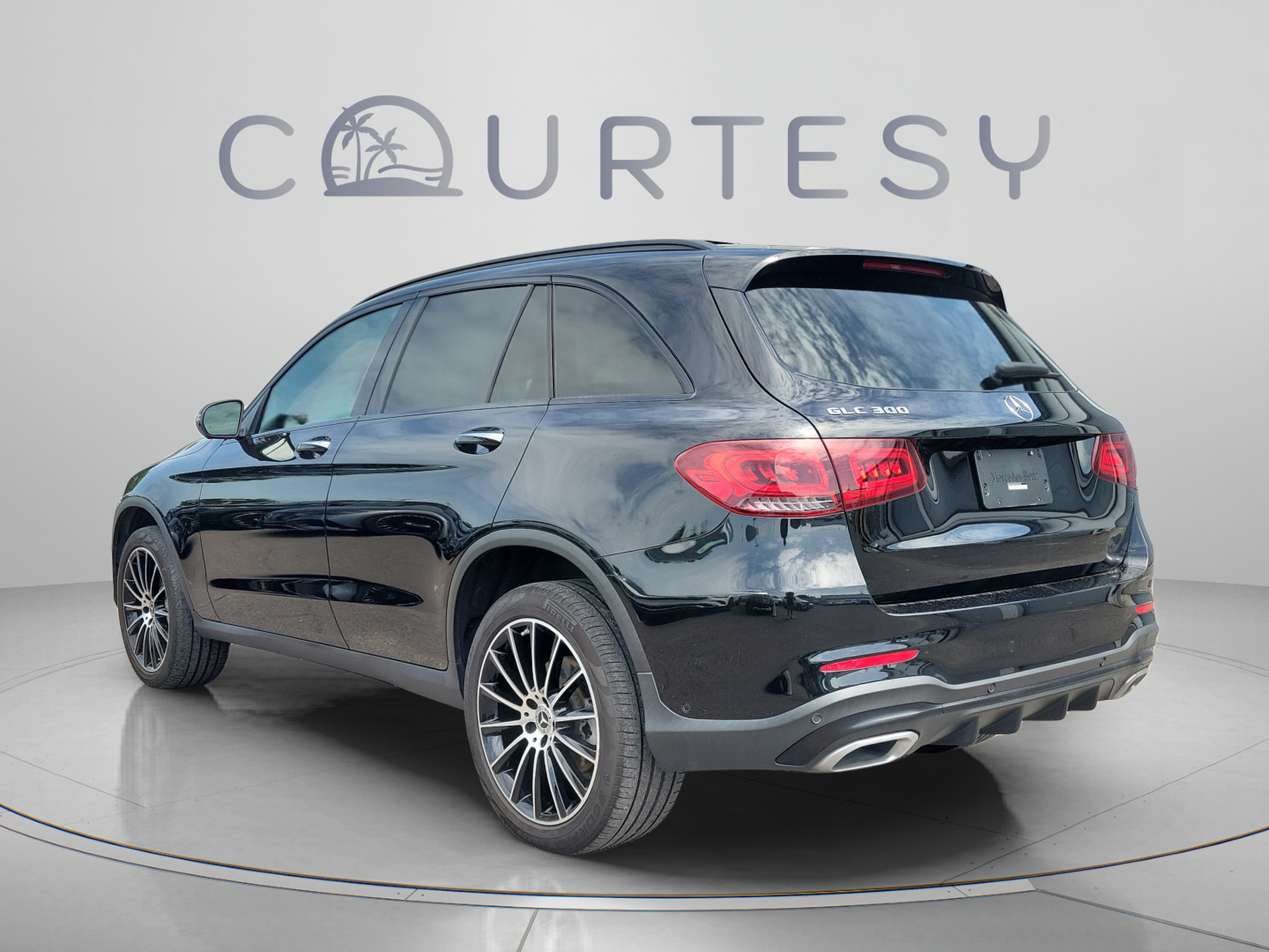 Used 2022 Mercedes-Benz GLC 300 image 2