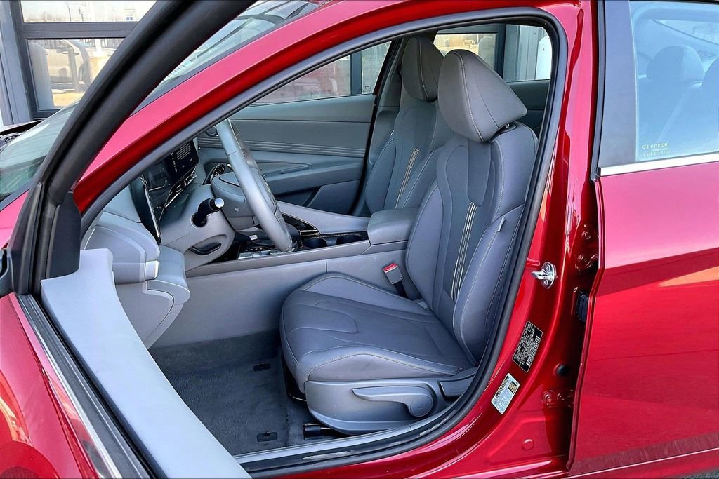 Used 2025 Hyundai Elantra SEL image 24