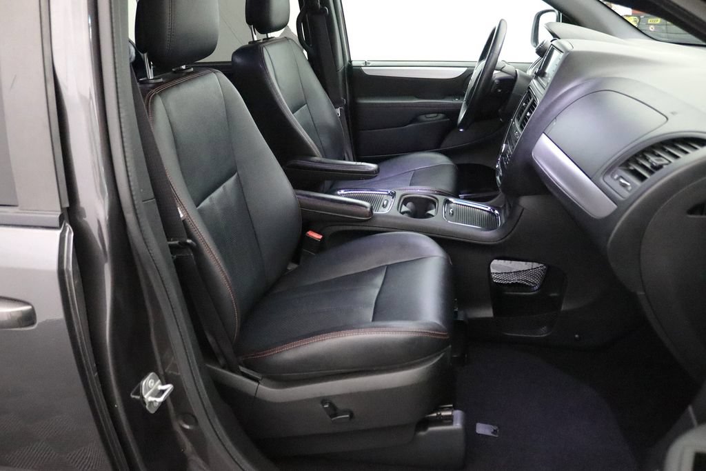 Used 2016 Dodge Grand Caravan R/T w/ Driver Convenience Group FWD image 15