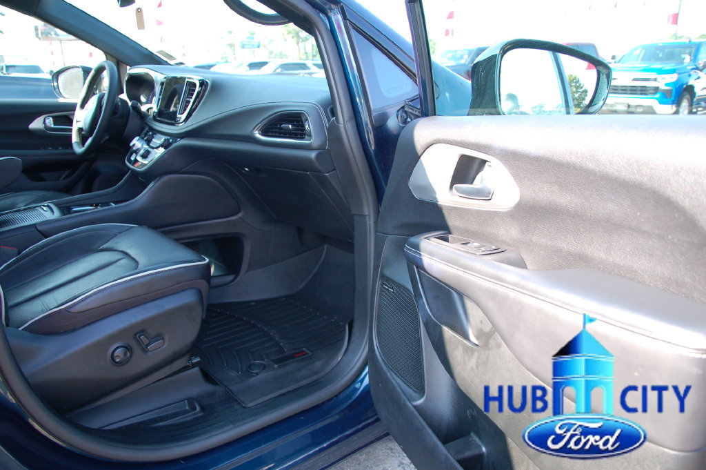 Used 2023 Chrysler Pacifica Limited w/ Uconnect Theater Family Group AWD/4WD image 15