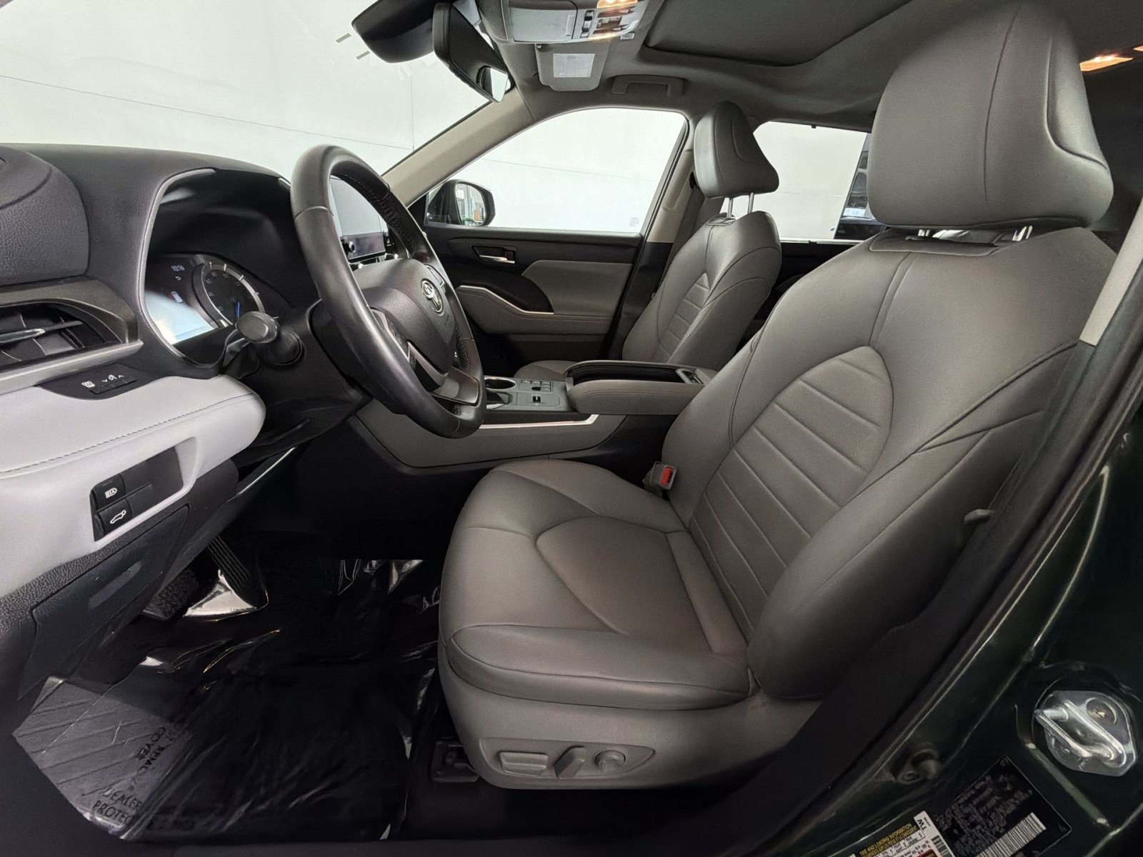 Used 2024 Toyota Highlander XLE AWD/4WD image 13