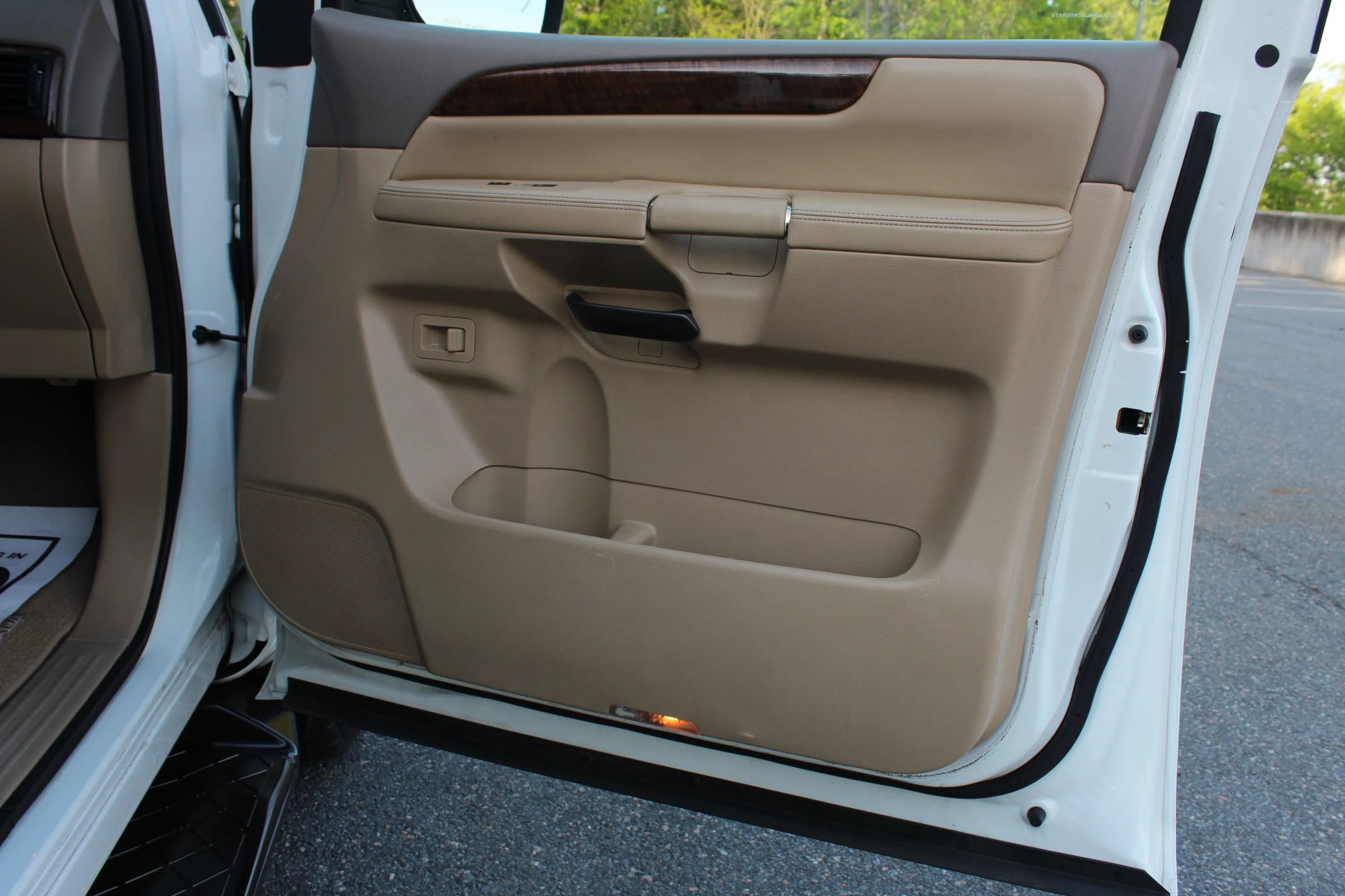 Used 2014 Nissan Armada Platinum image 19