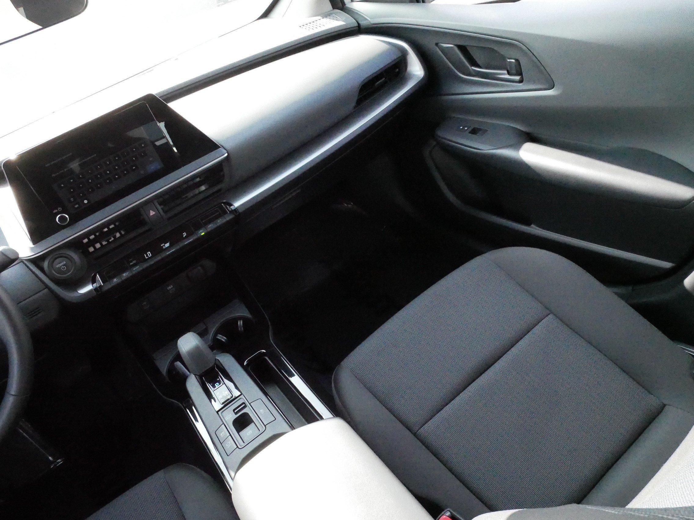 Certified 2025 Toyota Prius LE FWD image 11