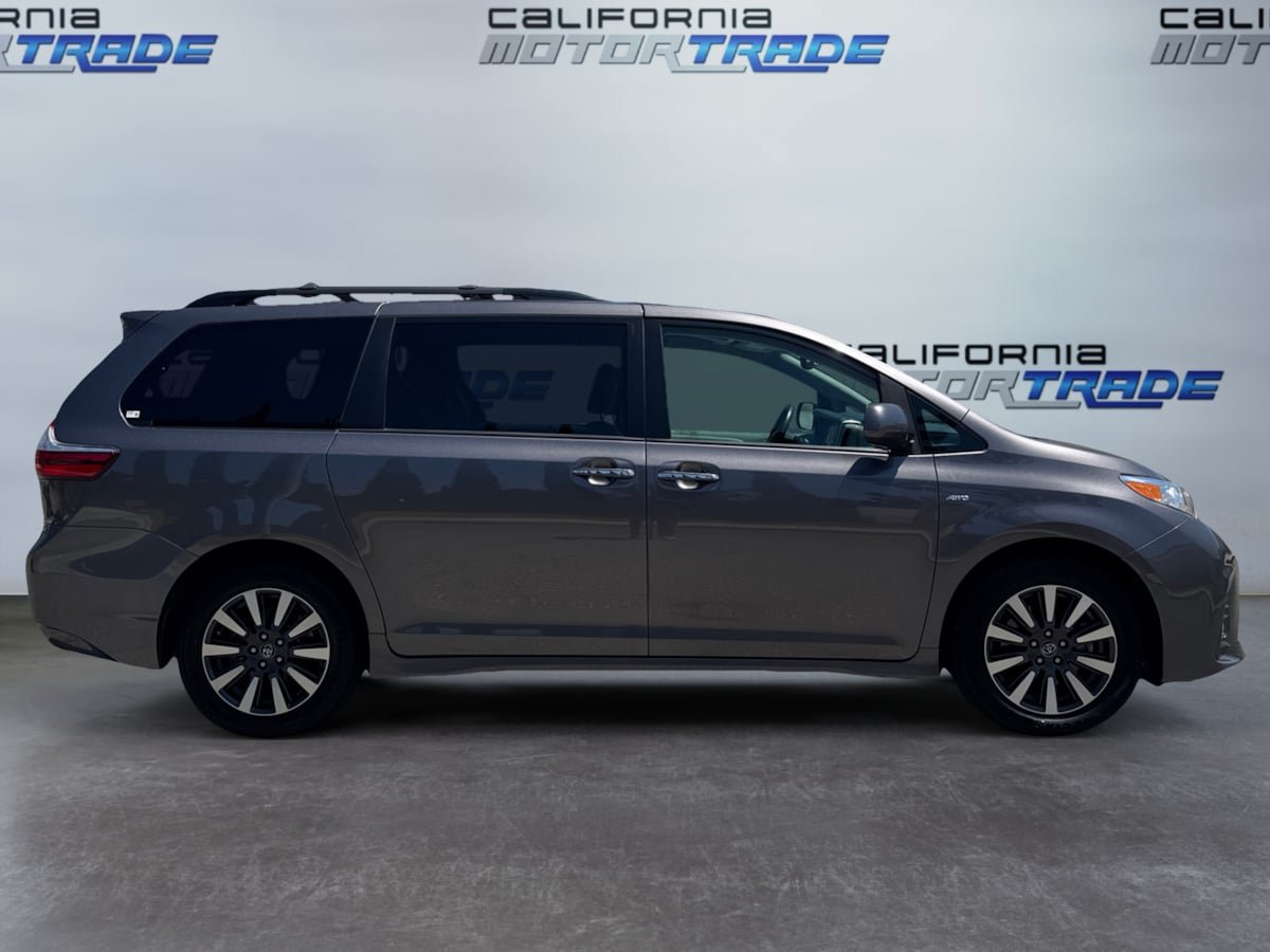 Used 2018 Toyota Sienna XLE w/ XLE Navigation Package AWD/4WD image 4