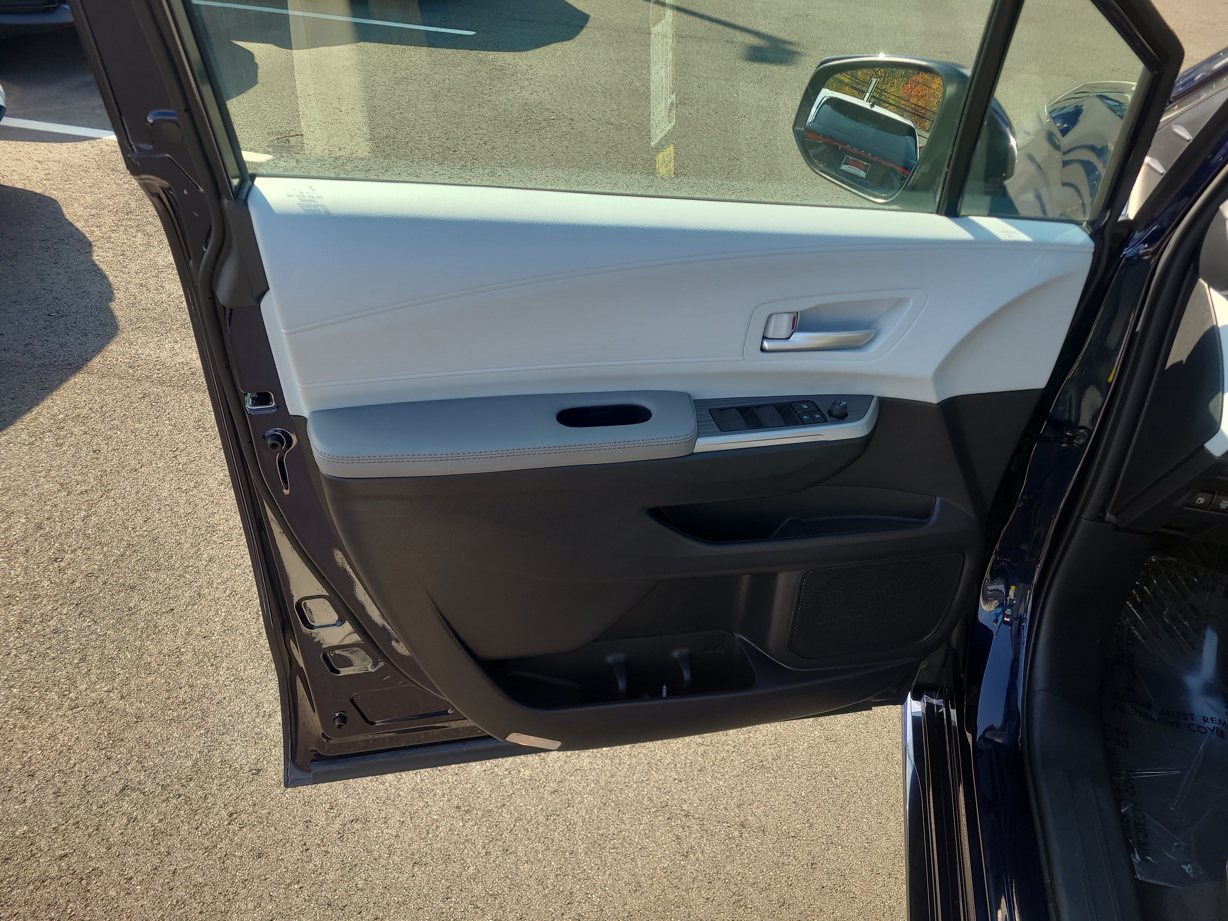 Certified 2026 Toyota Sienna XLE FWD image 14