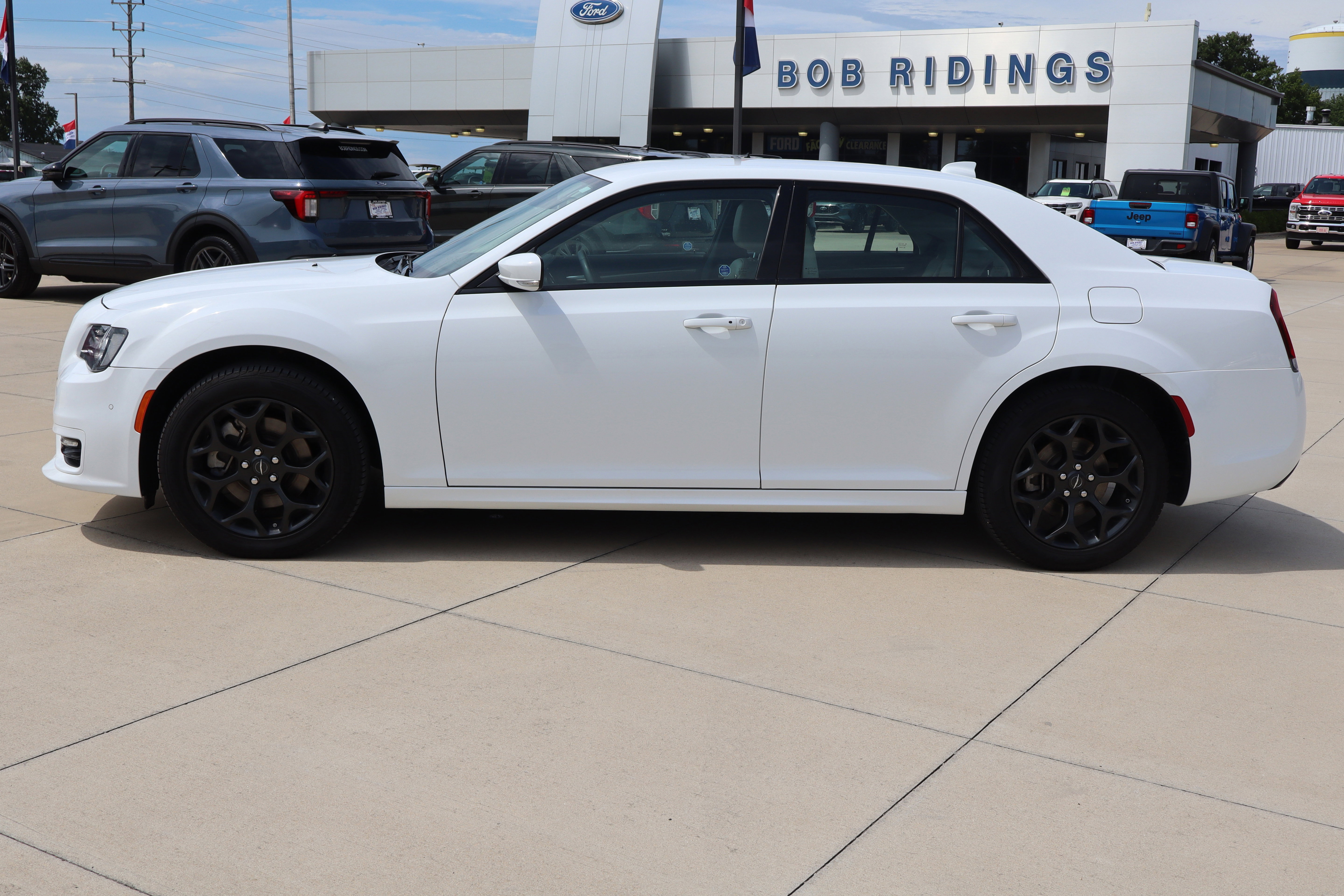 Used 2023 Chrysler 300 Touring L image 9