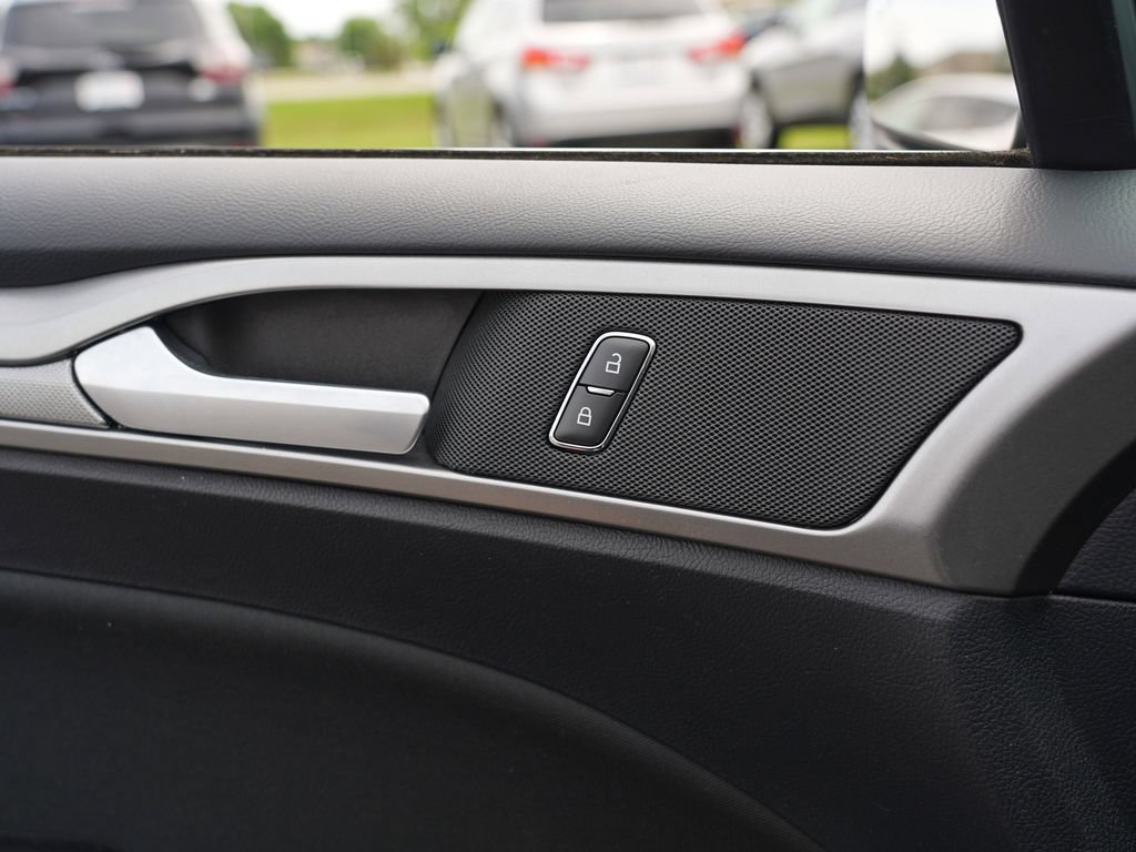 Used 2020 Ford Fusion SE FWD image 18