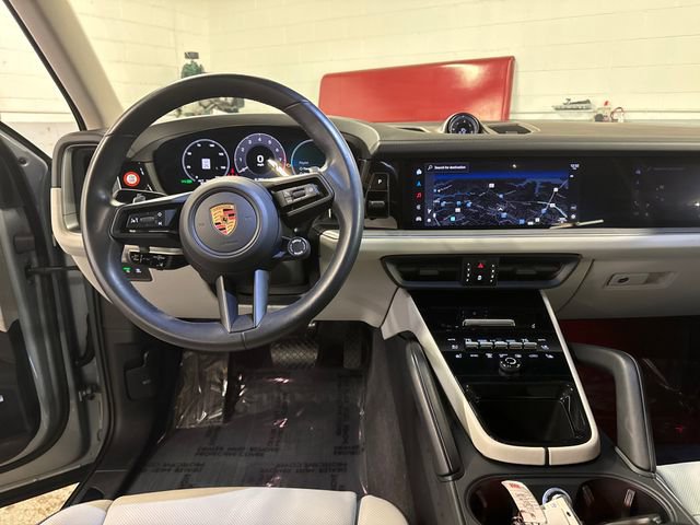 Used 2025 Porsche Cayenne image 9