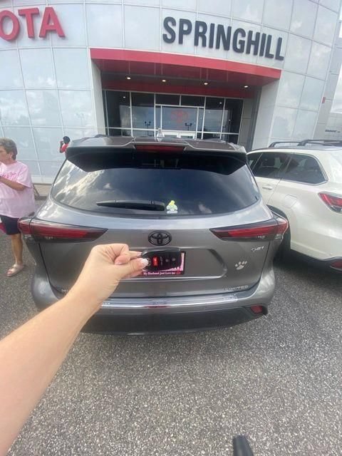 Used 2026 Toyota Highlander Limited AWD/4WD image 12