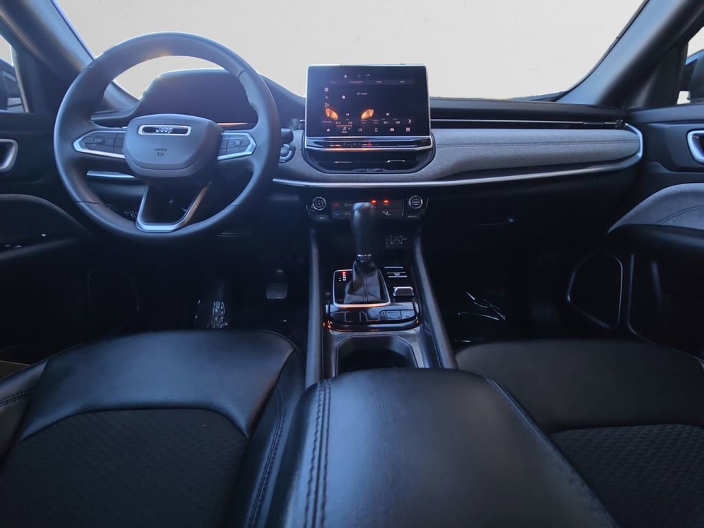 Used 2024 Jeep Compass Latitude image 11