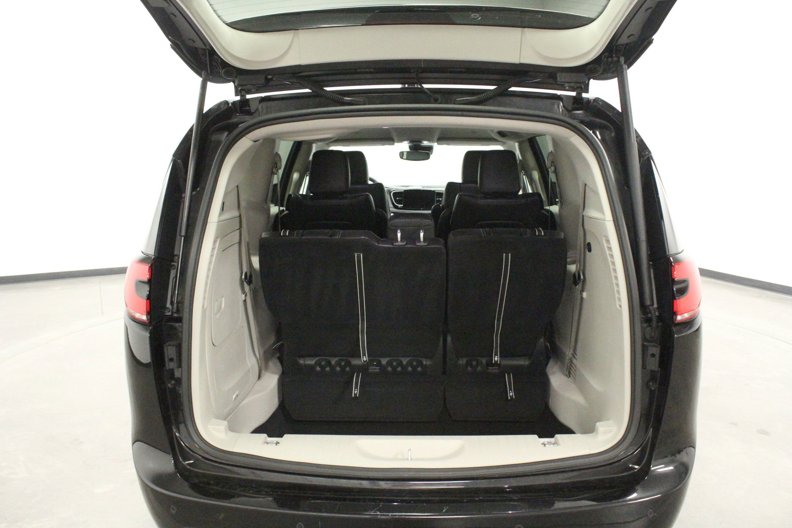 Used 2023 Chrysler Pacifica Touring-L FWD image 14