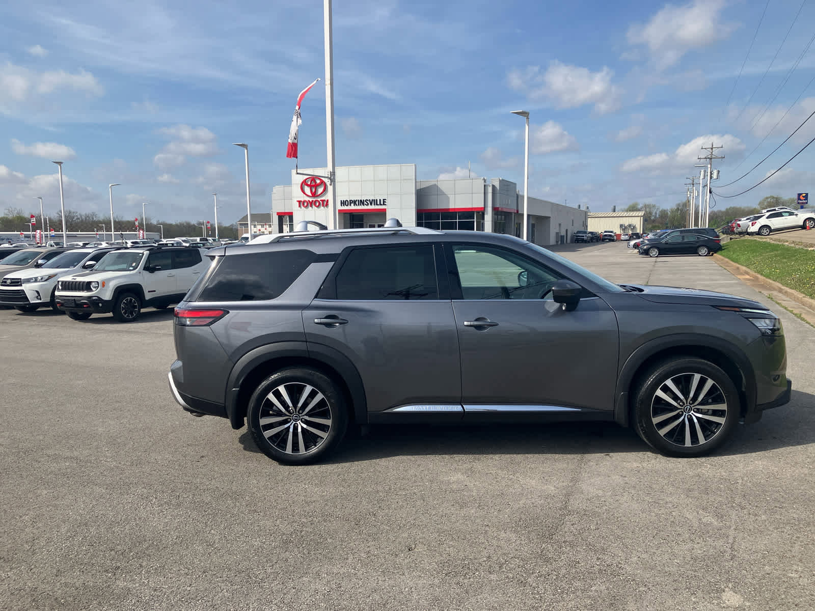 Used 2023 Nissan Pathfinder Platinum w/ Cargo Package image 8