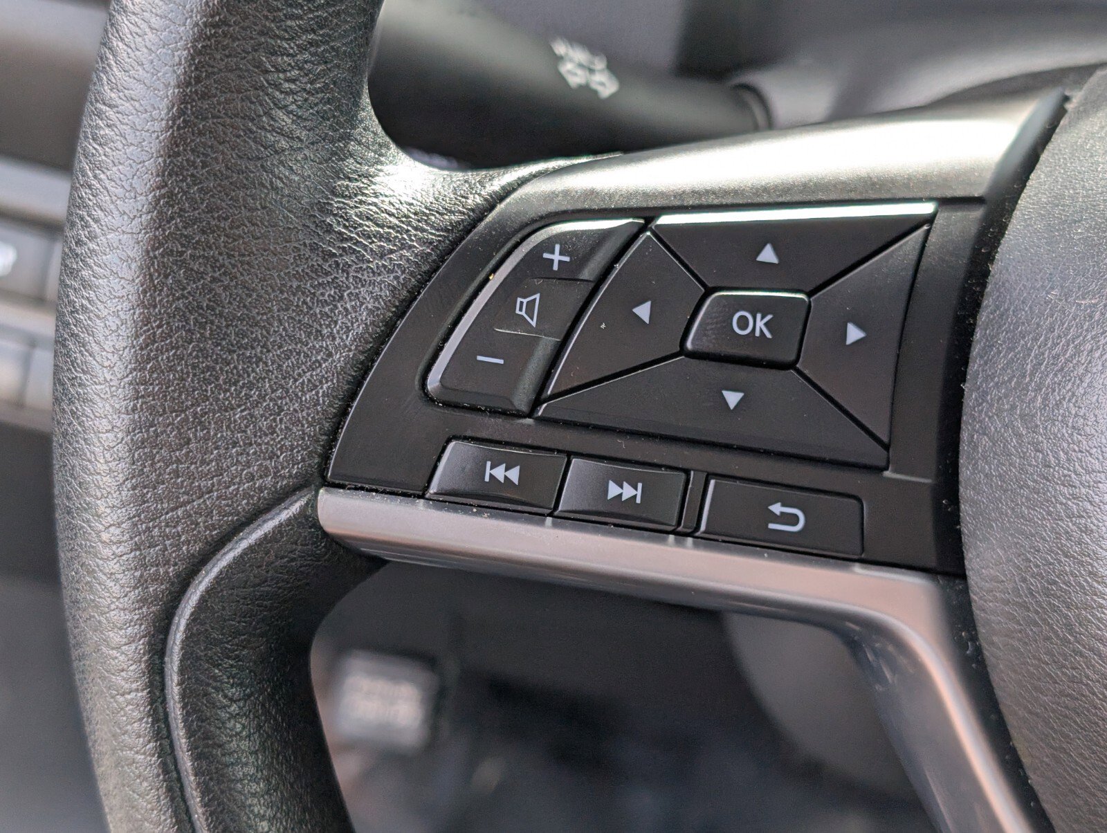 Certified 2025 Nissan Leaf S image 28