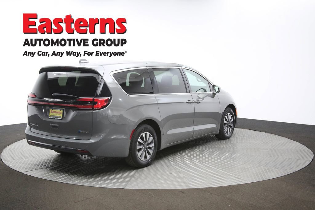 Used 2022 Chrysler Pacifica Touring-L image 41