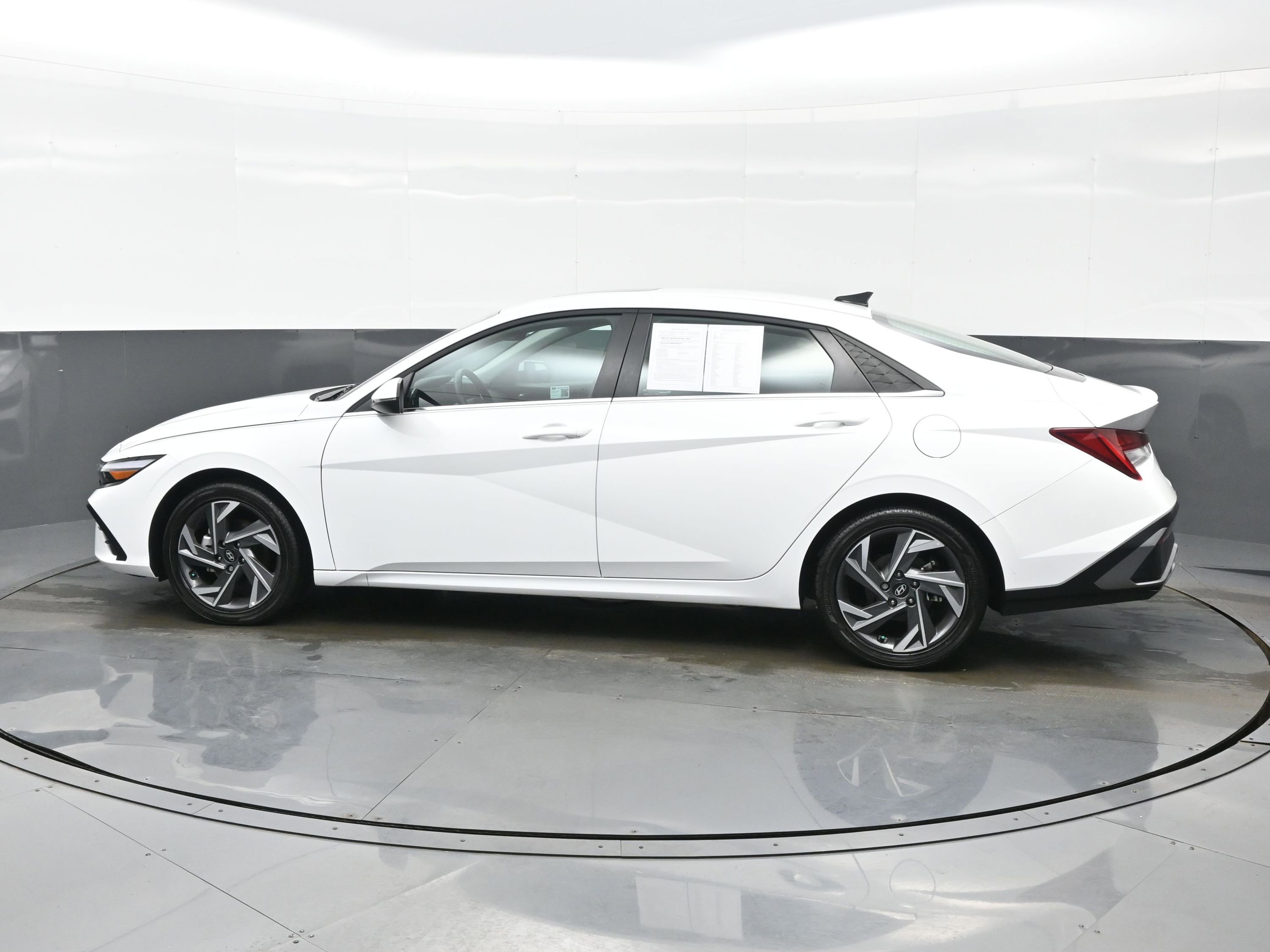 Certified 2025 Hyundai Elantra Limited image 3