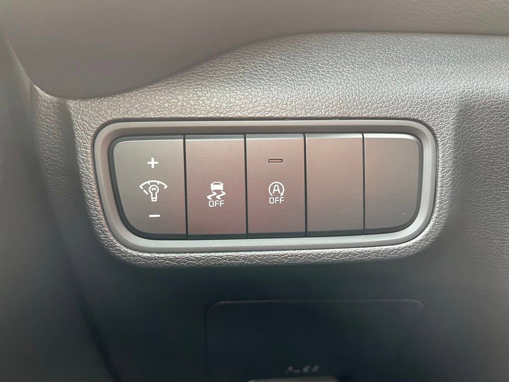 Used 2025 Kia Soul LX w/ LX Technology Package FWD image 14