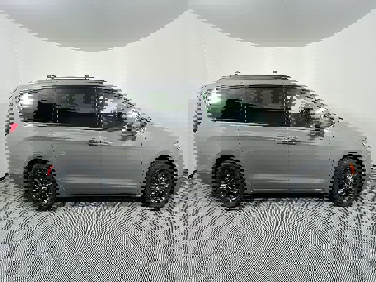 Used 2021 Chrysler Pacifica Touring-L w/ S Appearance Package image 2