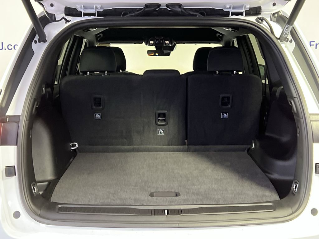 New 2025 Jeep Grand Cherokee Laredo image 9