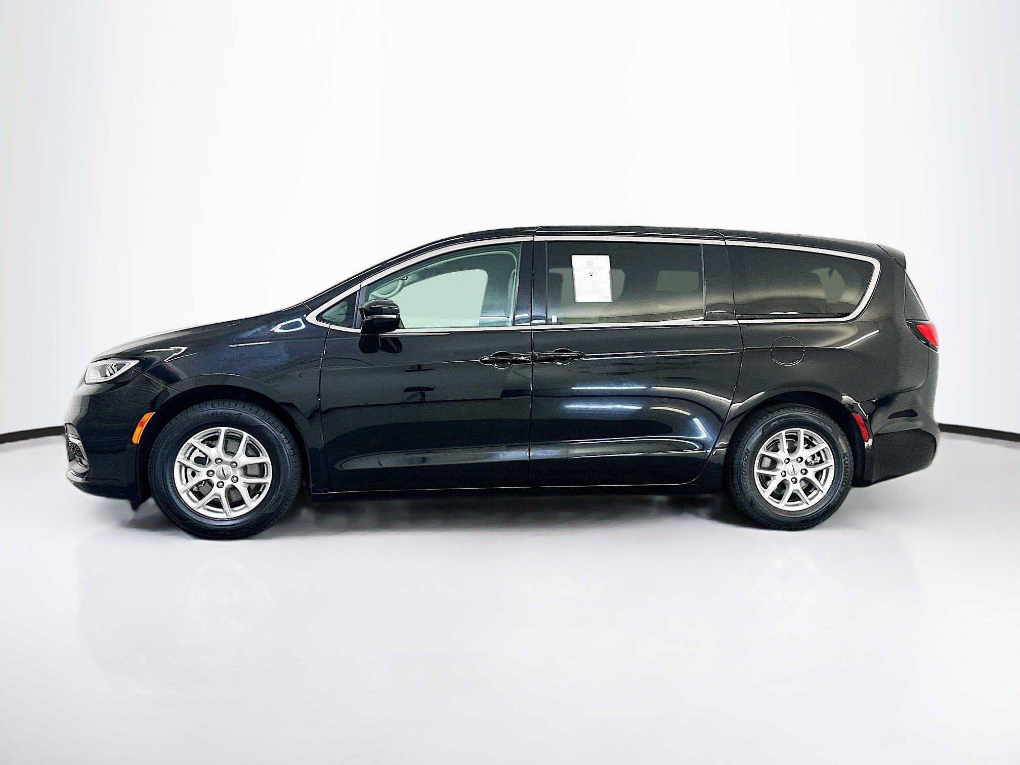 Used 2024 Chrysler Pacifica Touring-L FWD image 4