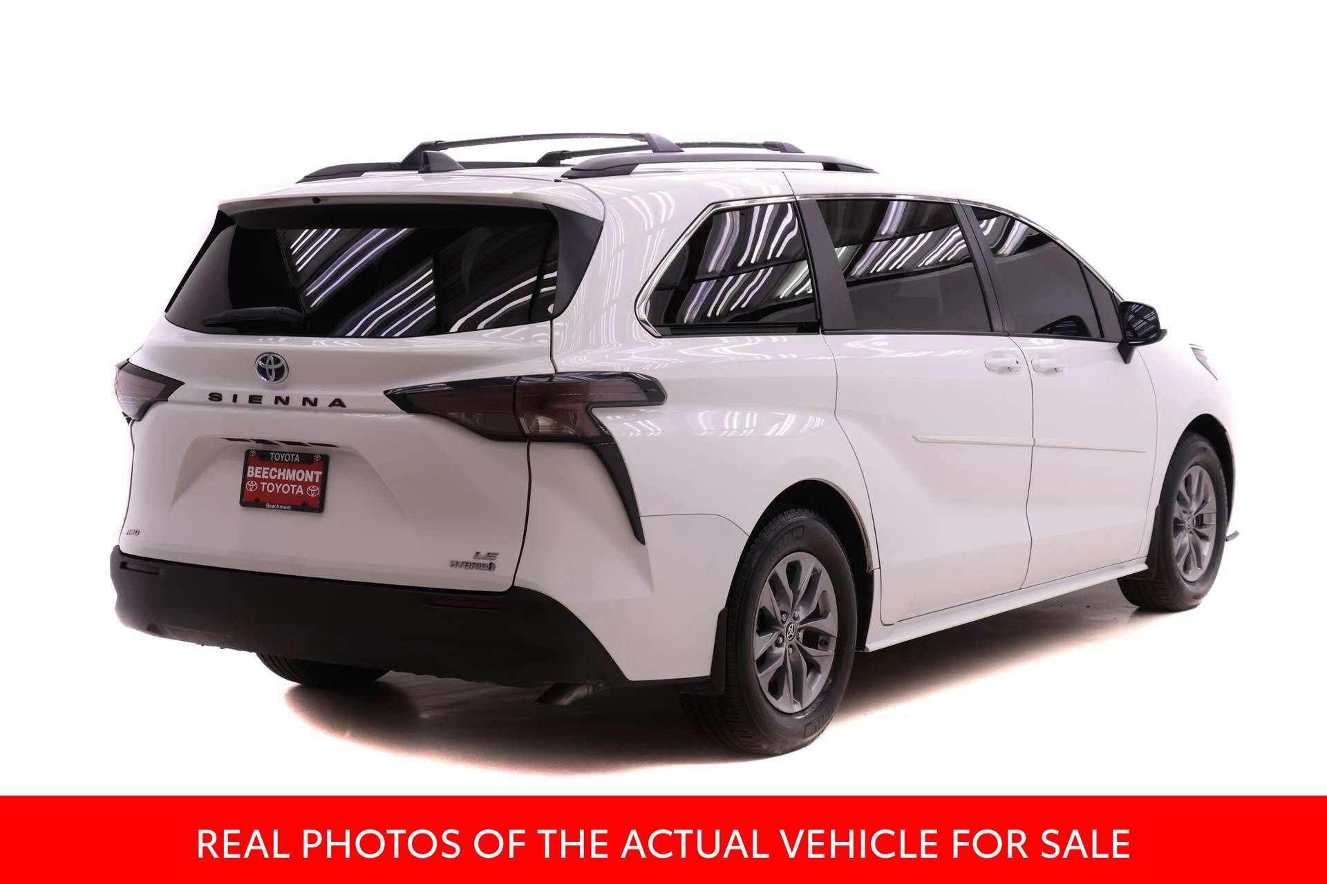 Certified 2024 Toyota Sienna LE image 2