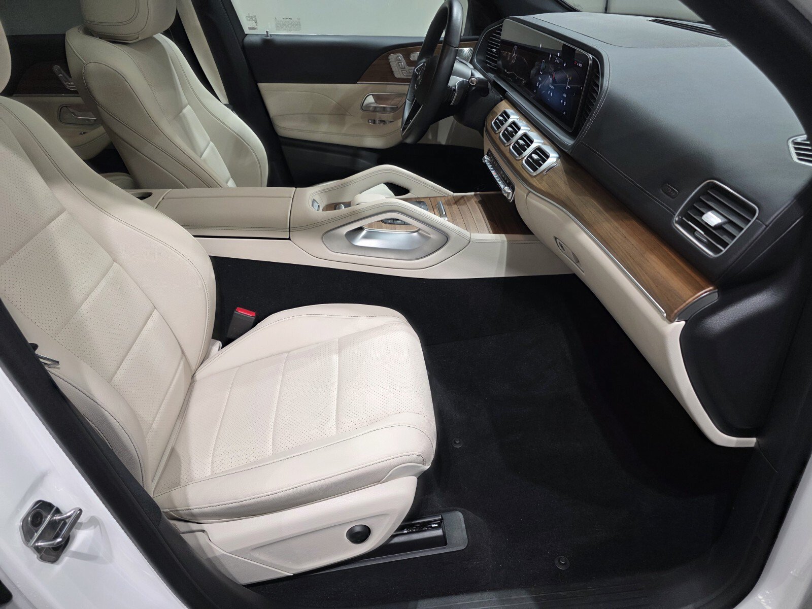 Used 2025 Mercedes-Benz GLS 450 4MATIC image 26