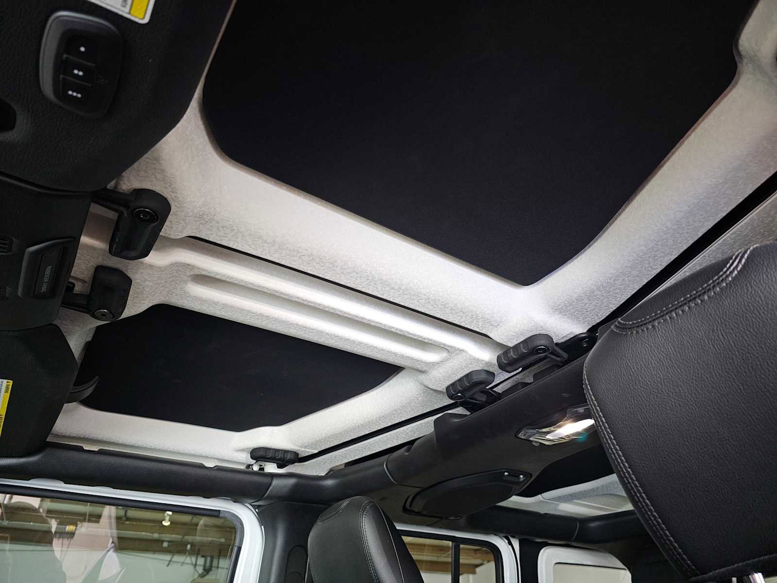 Used 2018 Jeep Wrangler Unlimited Sahara w/ Cold Weather Group image 22