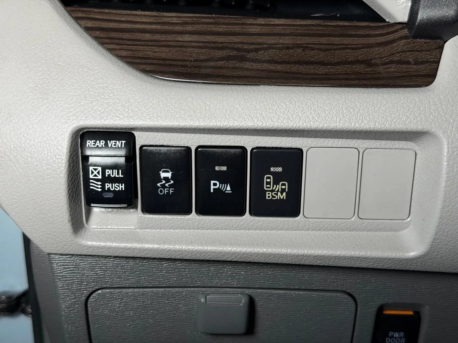 Used 2015 Toyota Sienna XLE Premium FWD image 26